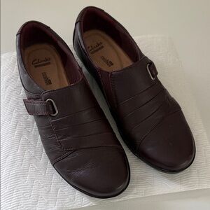 Clarks “EVERLAY LUNA” Aubergine Leather, Size 9M